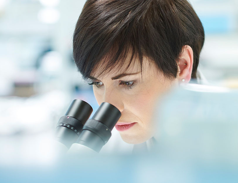 Microscopio de un técnico en biología