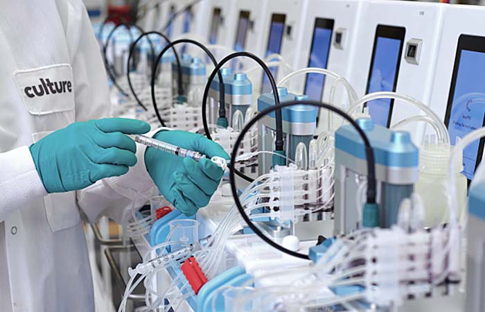 Solutions-Bioprocess Image-Scientist using advanced bioreactor