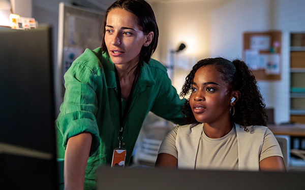 Image-Engineers collaborate/discuss something on screen in a training situation