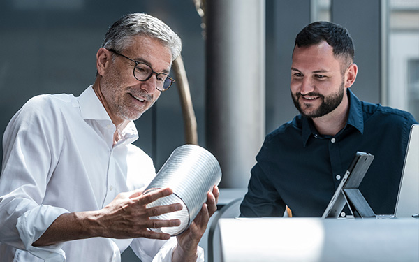 Image-Ingénieurs discutant de la conception de produits dans un environnement moderne